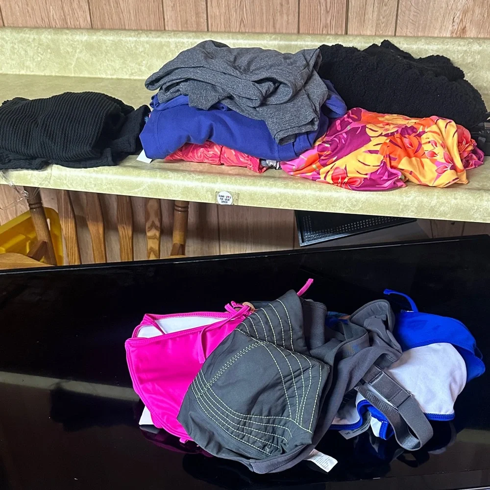 12 clothing pieces - Picture 1 of 14